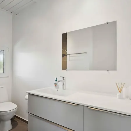 Cozy Summer House In Fons With Sea View