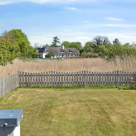 Hébergement de vacances Cozy Summer House In Fons With Sea View