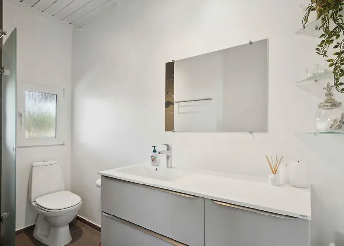 Cozy Summer House In Fons With Sea View