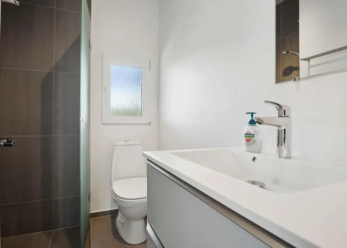 Feriehus Cozy Summer House In Fons With Sea View